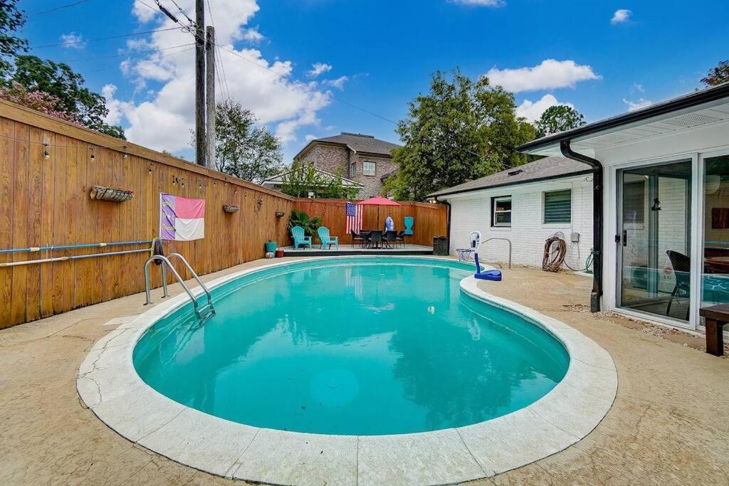 Poolside Bungalow With Fire Pit Fun And King Suite Charlotte Exterior photo